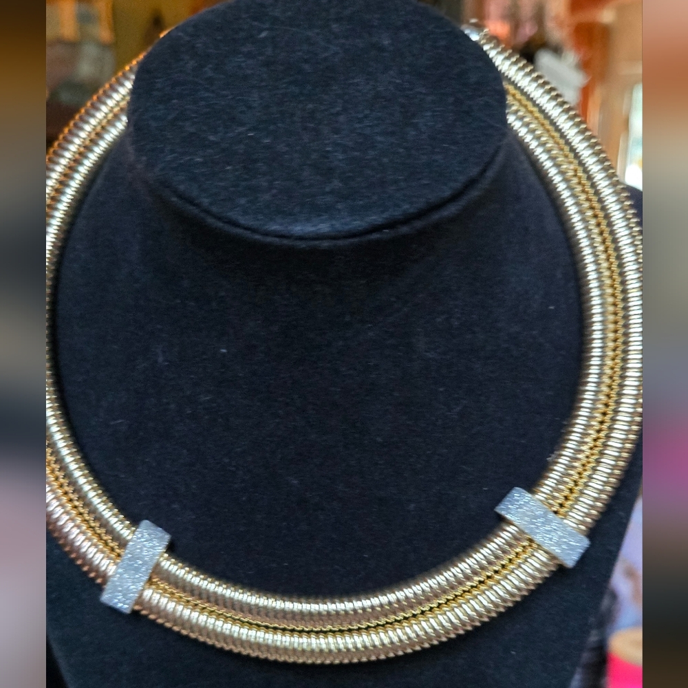 Gold costume large flexible statement necklace 18" adjustable - Picture 3 of 7